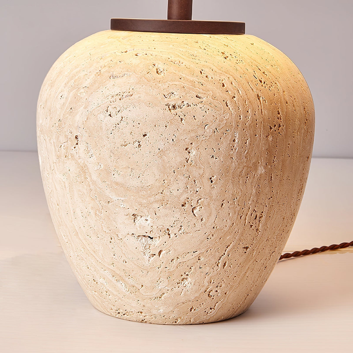 Cazorus Globular Travertine Tischleuchte