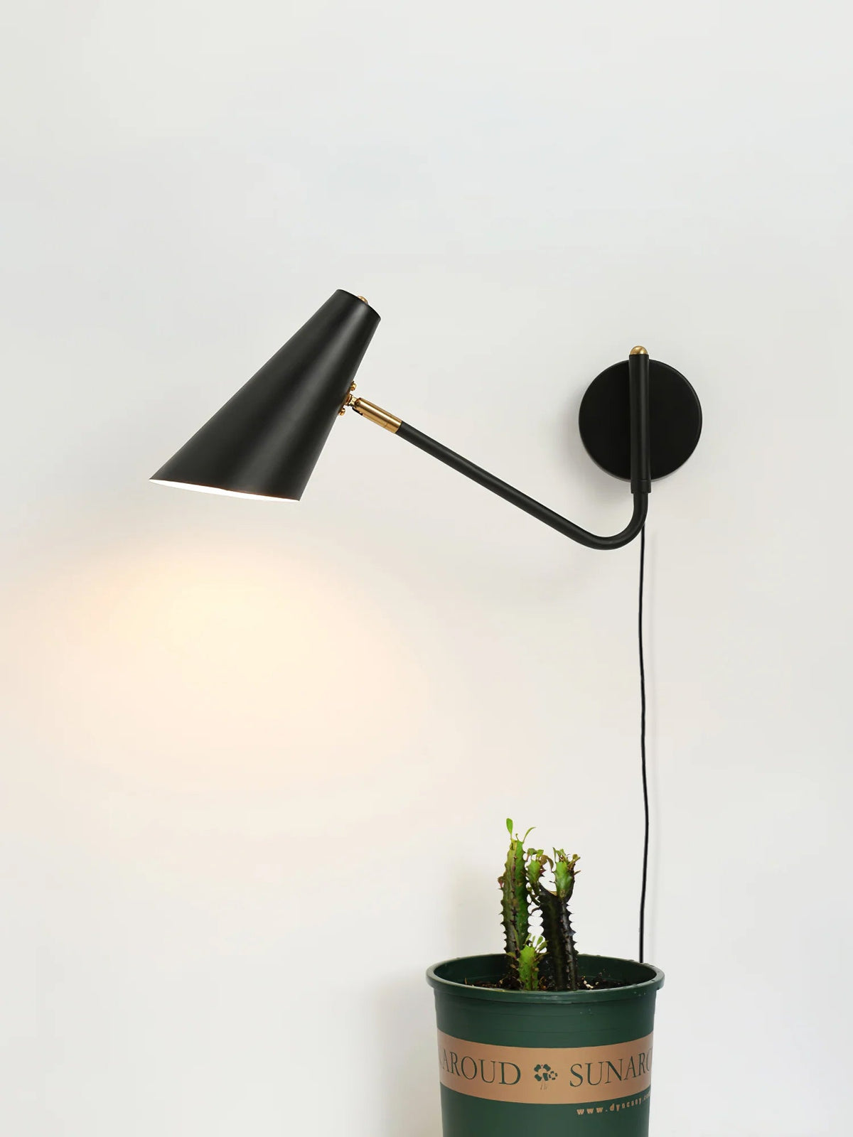 Canore zeitgenössische minimalistische Wandleuchte mit Stecker