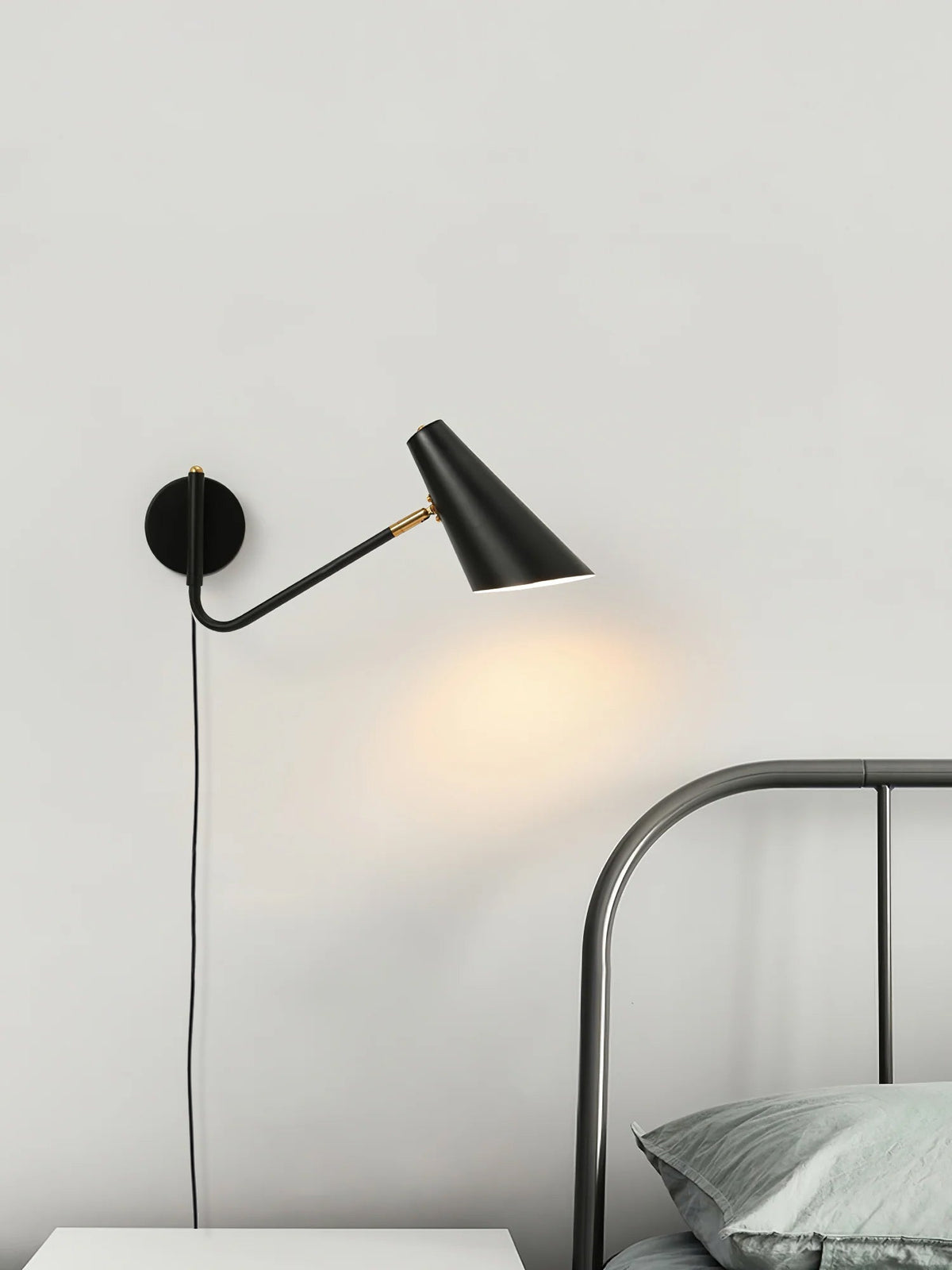 Canore zeitgenössische minimalistische Wandleuchte mit Stecker