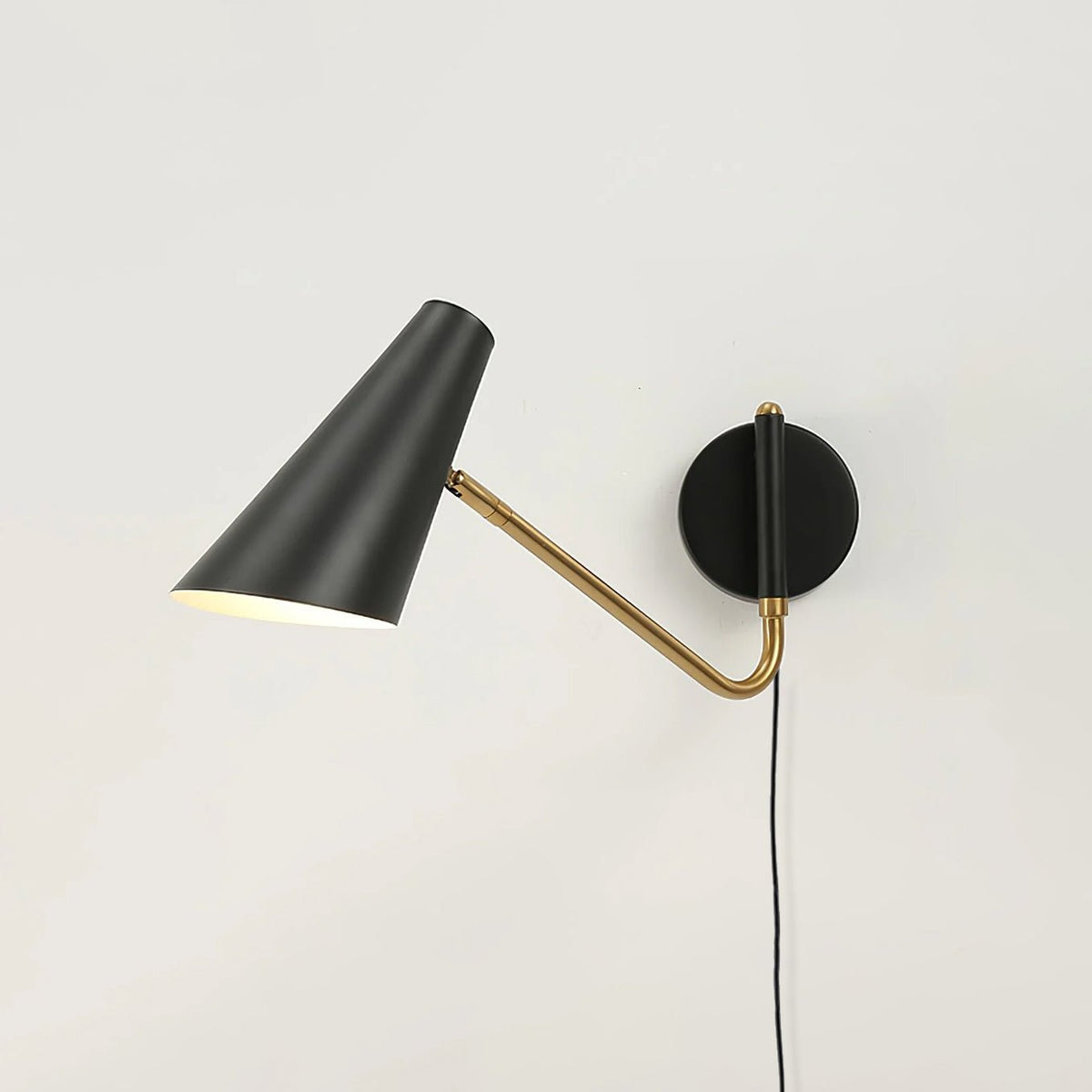 Canore zeitgenössische minimalistische Wandleuchte mit Stecker