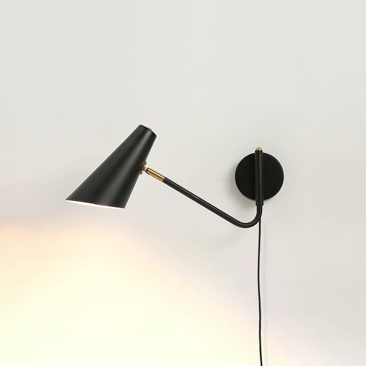 Canore zeitgenössische minimalistische Wandleuchte mit Stecker