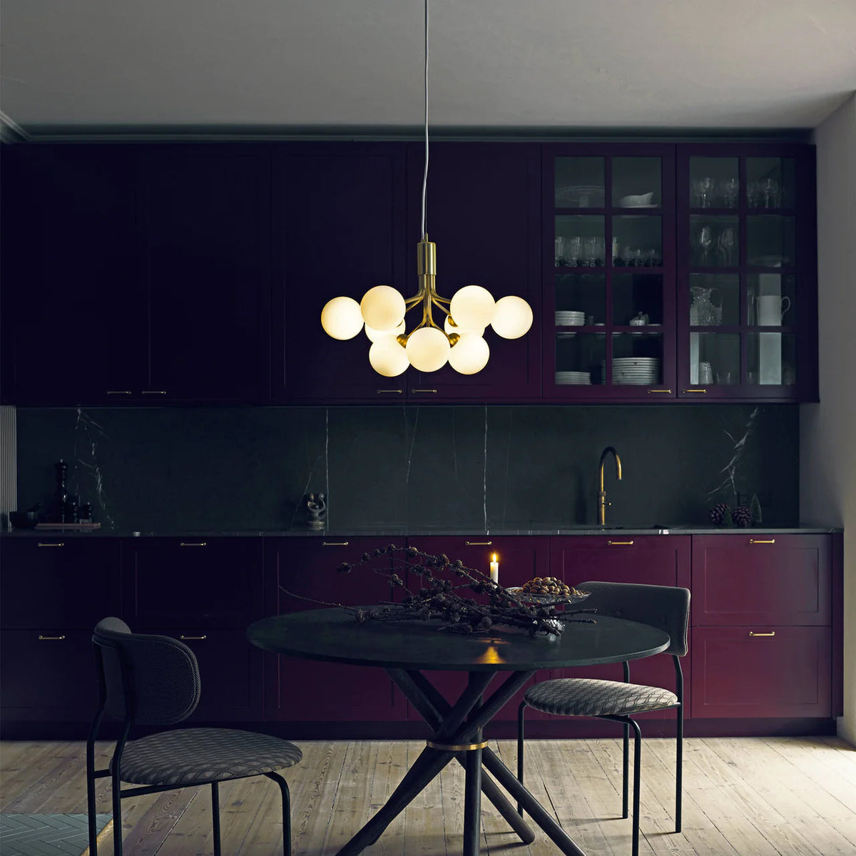 Eirelelle Pendelleuchte mit Glas-Kugel-Cluster in Messing
