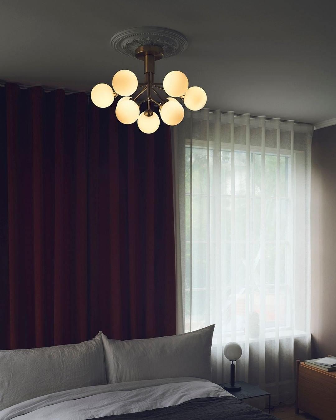 Eirelelle Pendelleuchte mit Glas-Kugel-Cluster in Messing