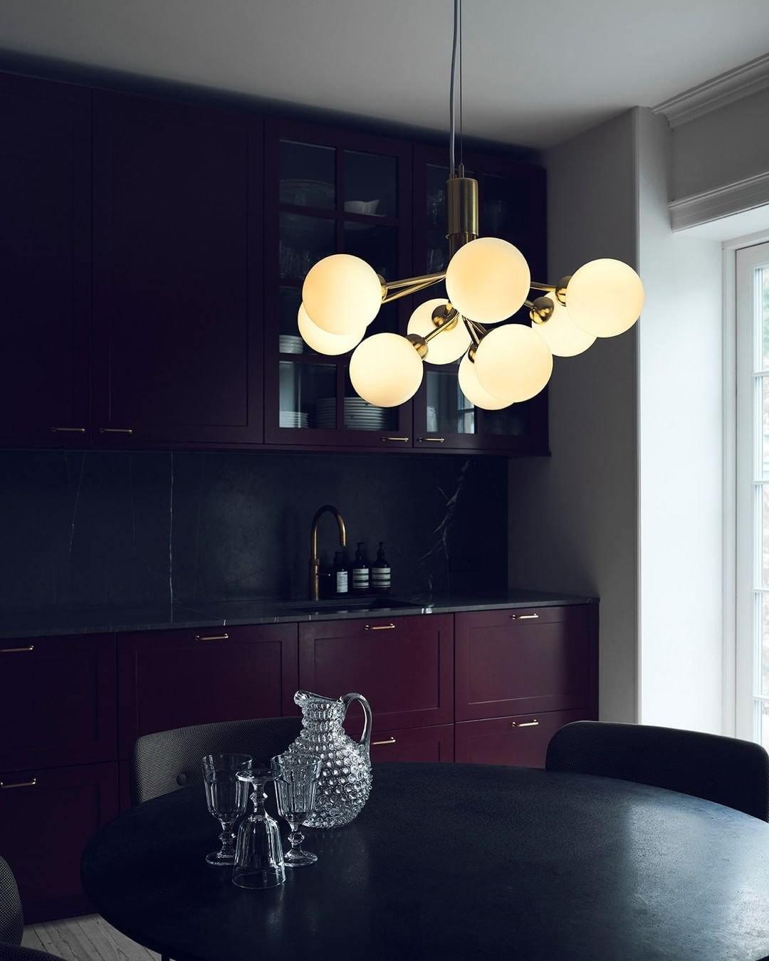 Eirelelle Pendelleuchte mit Glas-Kugel-Cluster in Messing