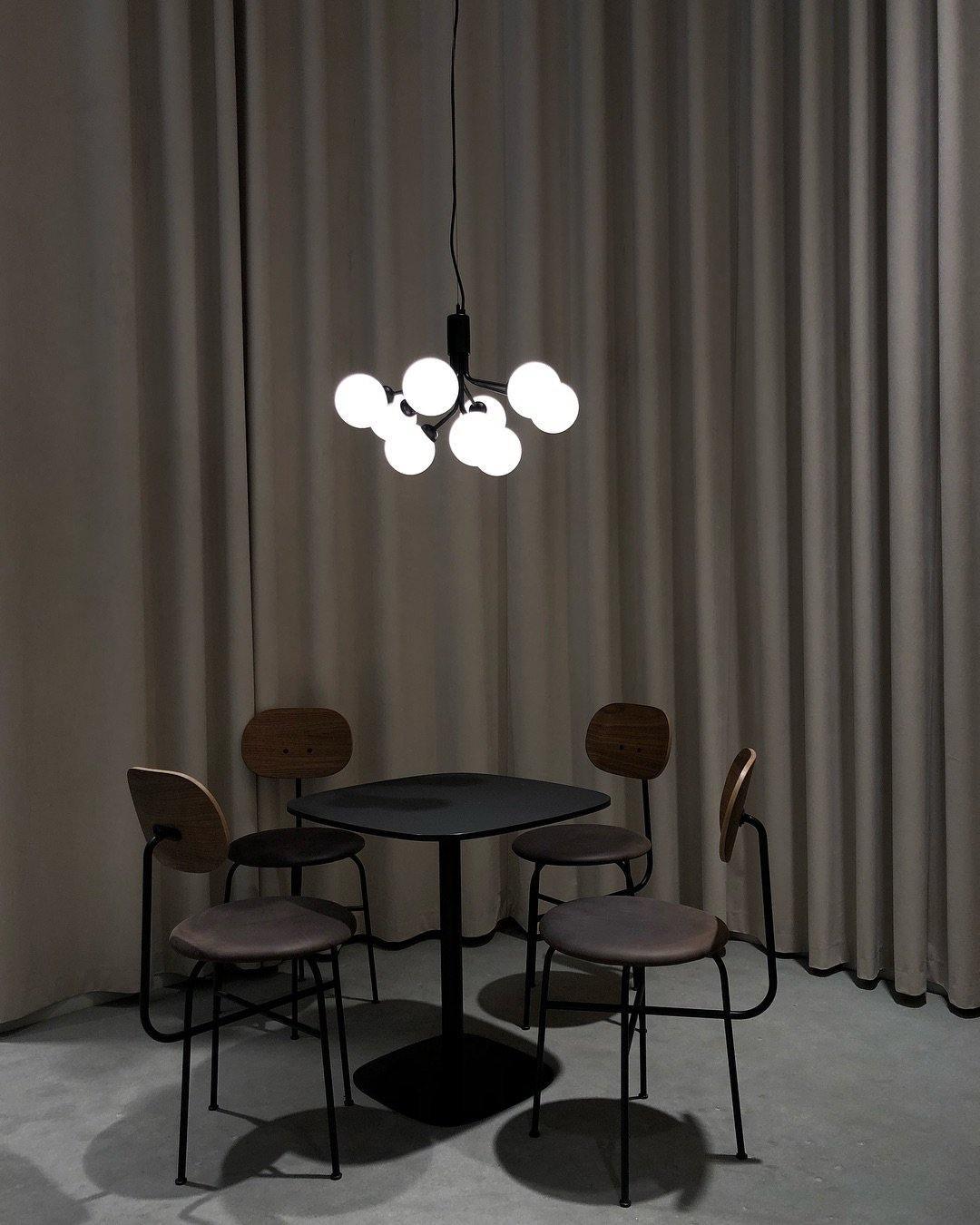 Eirelelle Pendelleuchte mit Glas-Kugel-Cluster in Messing