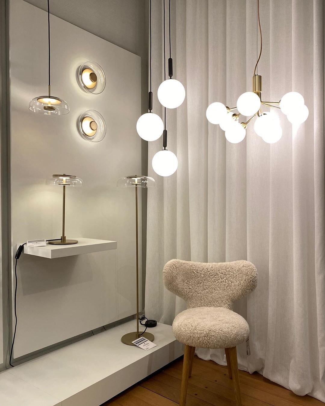 Eirelelle Pendelleuchte mit Glas-Kugel-Cluster in Messing