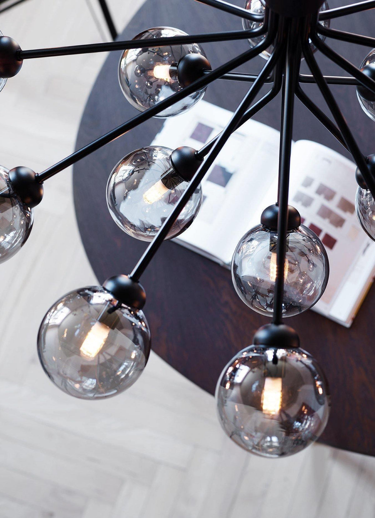 Eirelelle Pendelleuchte mit Glas-Kugel-Cluster in Messing