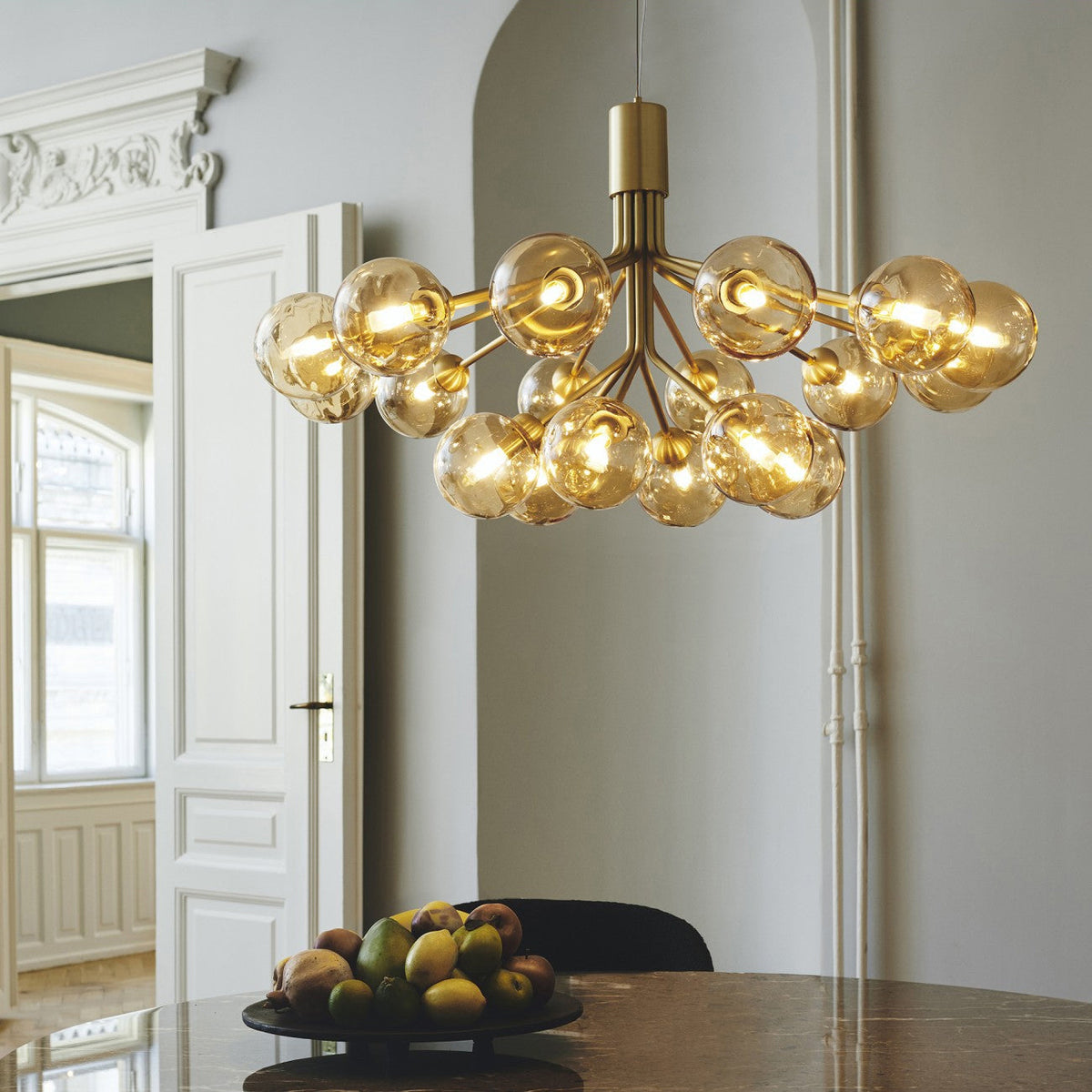 Eirelelle Pendelleuchte mit Glas-Kugel-Cluster in Messing