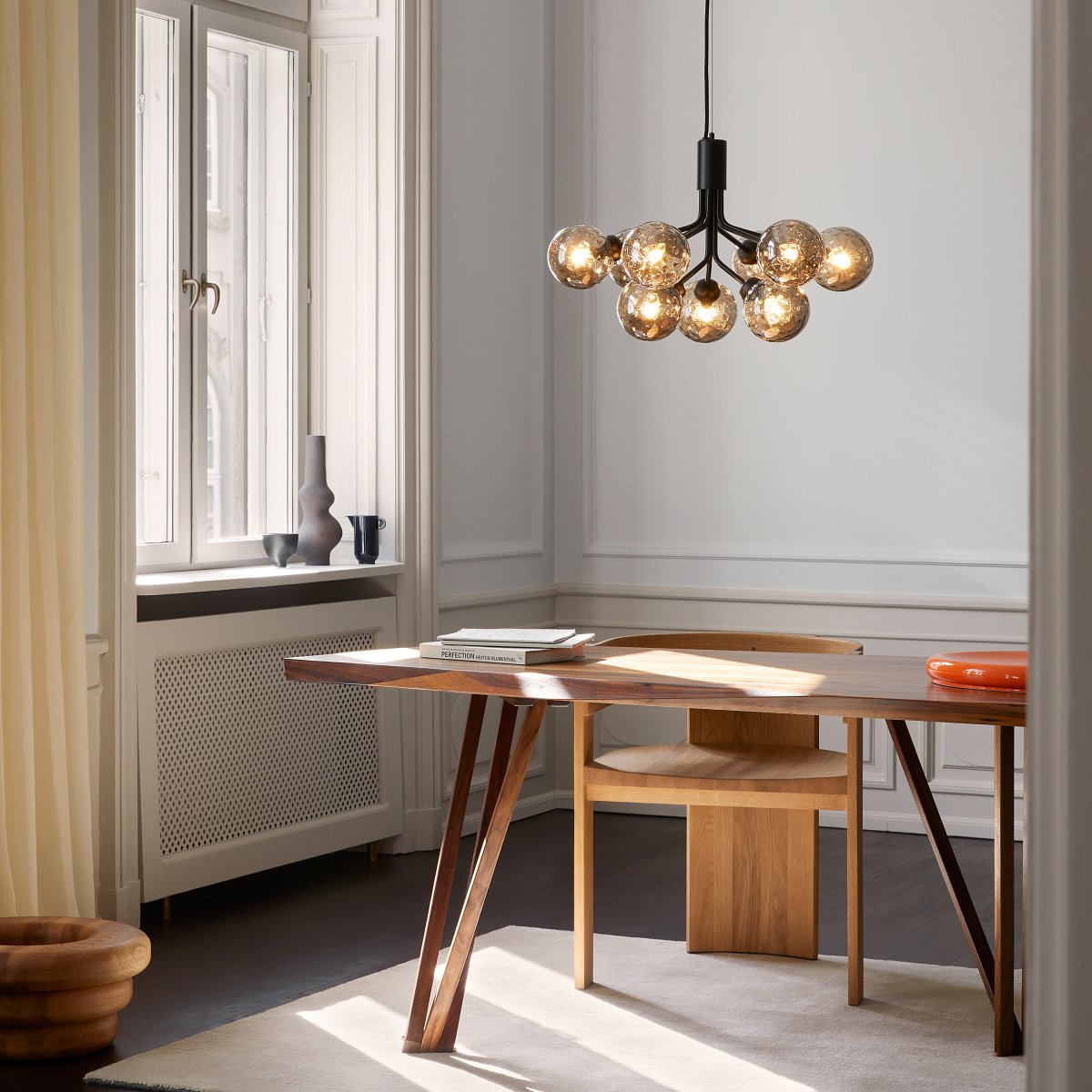 Eirelelle Pendelleuchte mit Glas-Kugel-Cluster in Messing