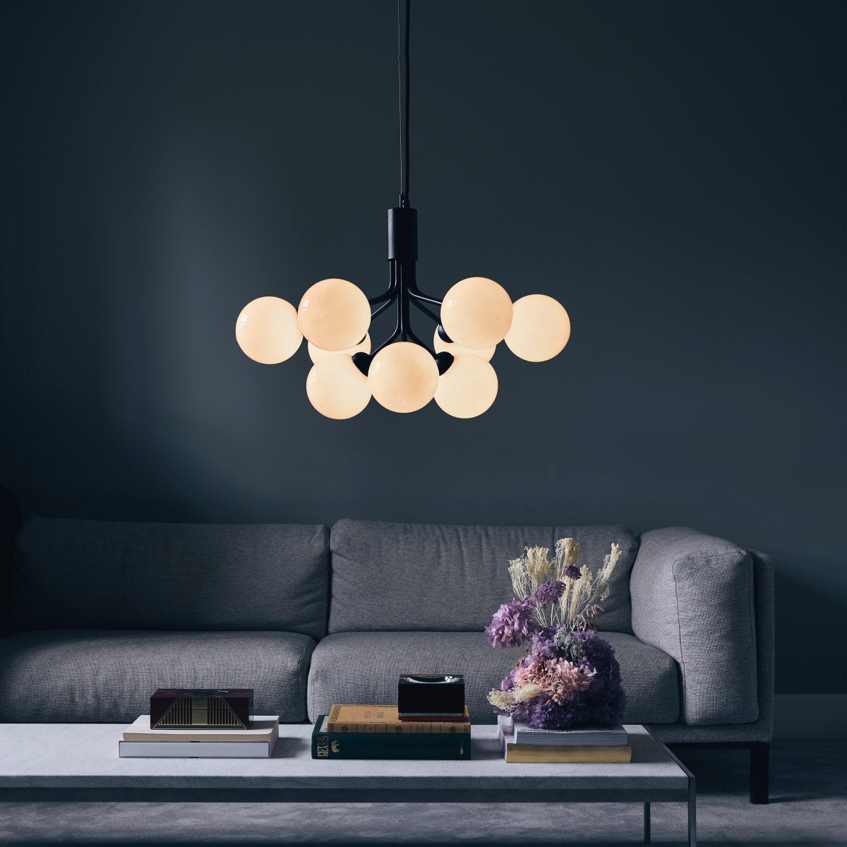 Eirelelle Pendelleuchte mit Glas-Kugel-Cluster in Messing