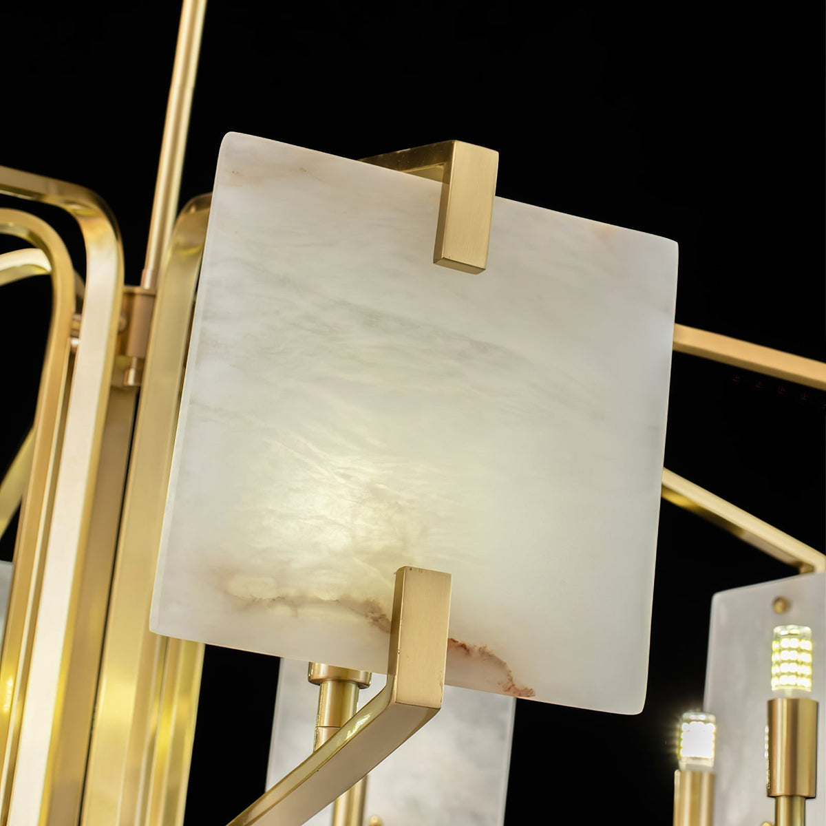 Plotuvys Kronleuchter aus Messing und Alabaster im Postmodern-Luxus-Stil