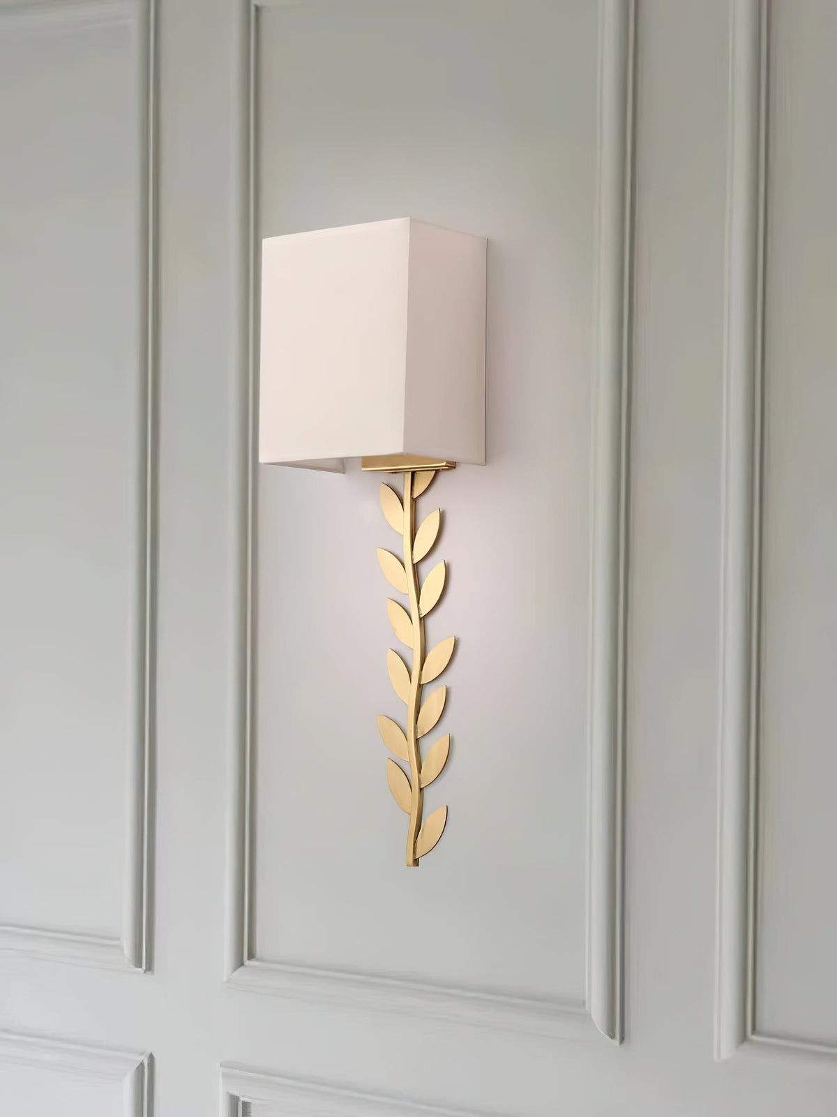 Plotuvyo zeitgenössische minimalistische Wandleuchte aus Messing mit Stoffschirm aus Metall
