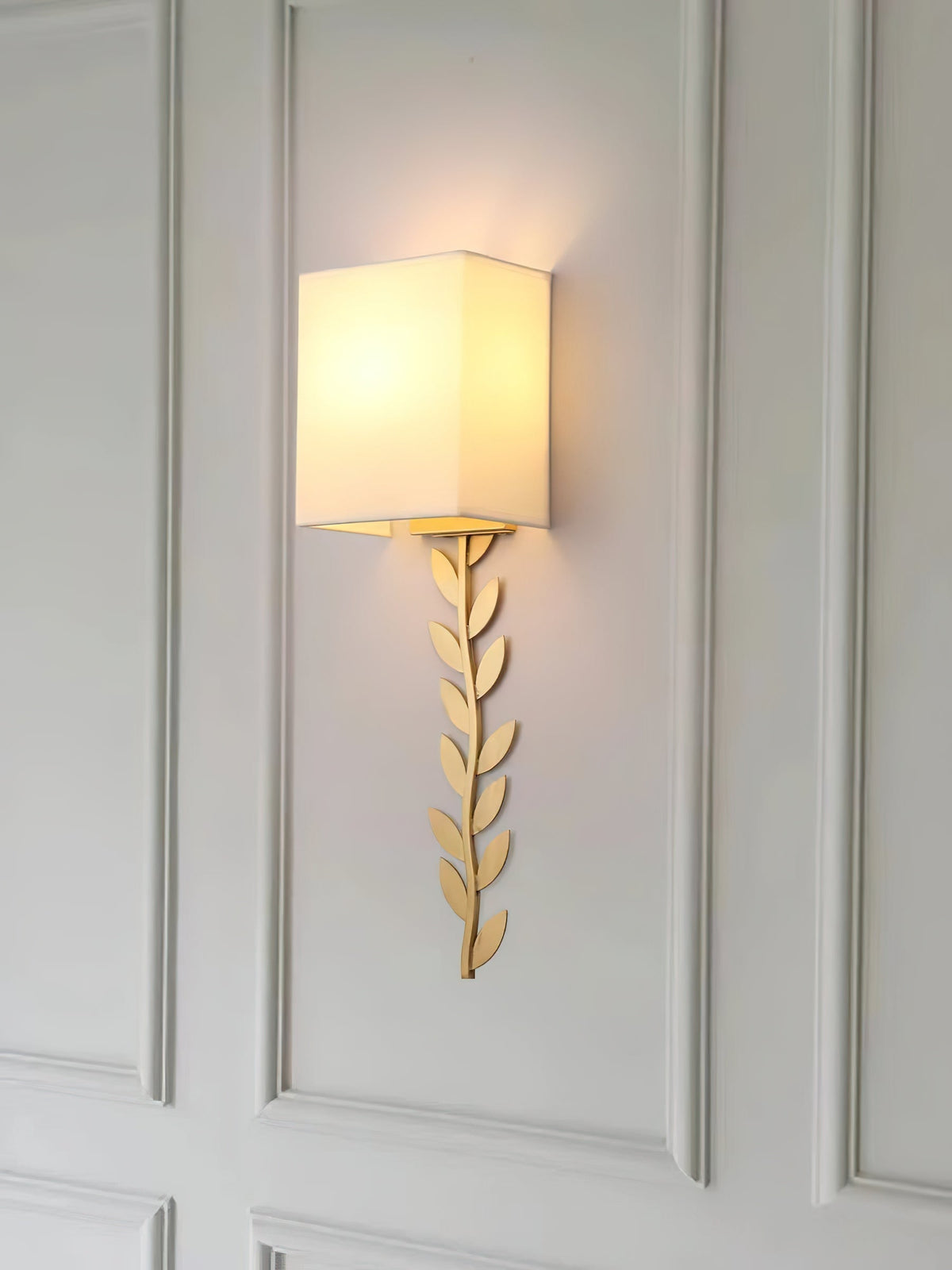 Plotuvyo zeitgenössische minimalistische Wandleuchte aus Messing mit Stoffschirm aus Metall