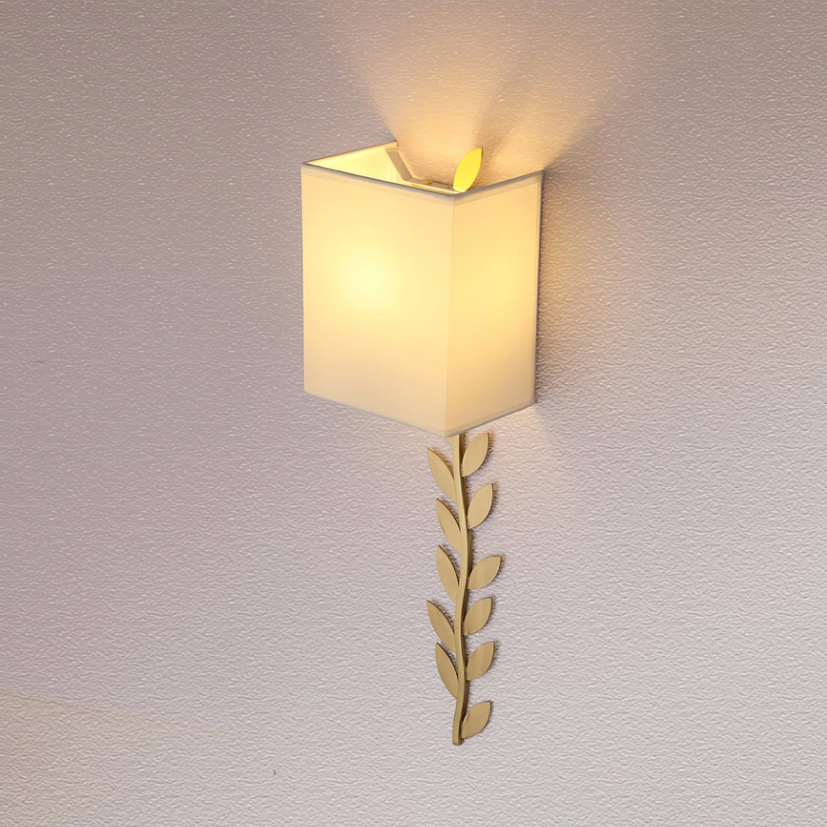 Plotuvyo zeitgenössische minimalistische Wandleuchte aus Messing mit Stoffschirm aus Metall