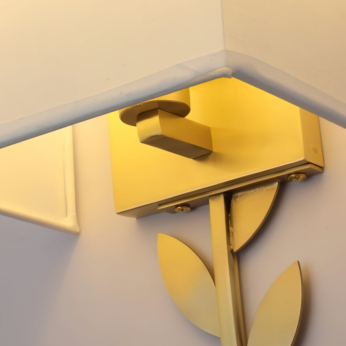 Plotuvyo zeitgenössische minimalistische Wandleuchte aus Messing mit Stoffschirm aus Metall