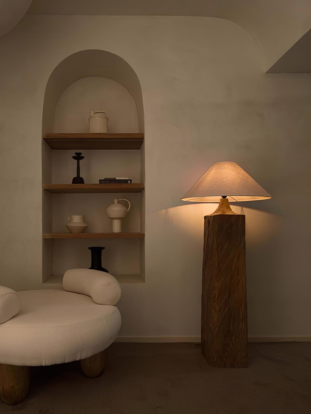 Rustica Stehleuchte aus Naturholz in Beige