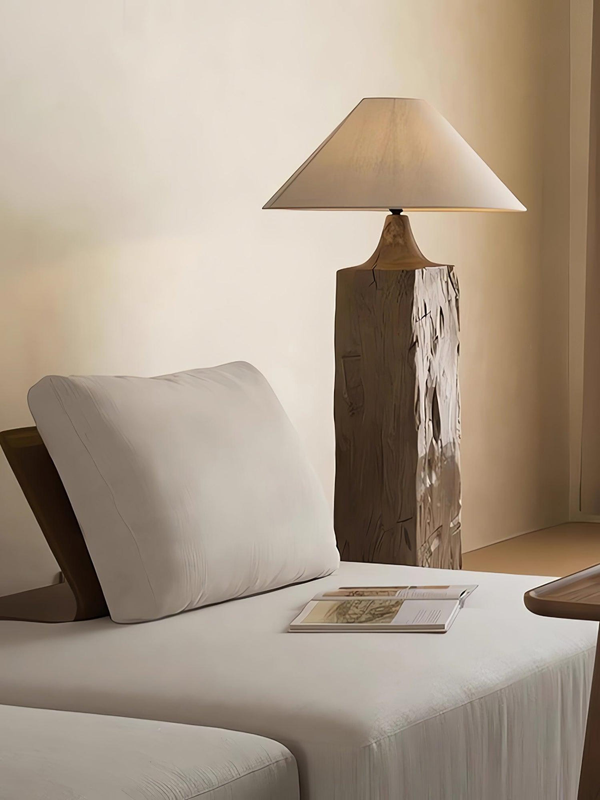 Rustica Stehleuchte aus Naturholz in Beige
