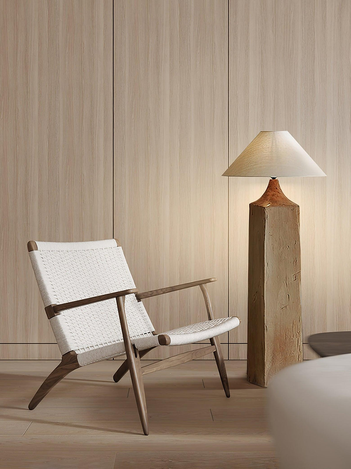 Rustica Stehleuchte aus Naturholz in Beige