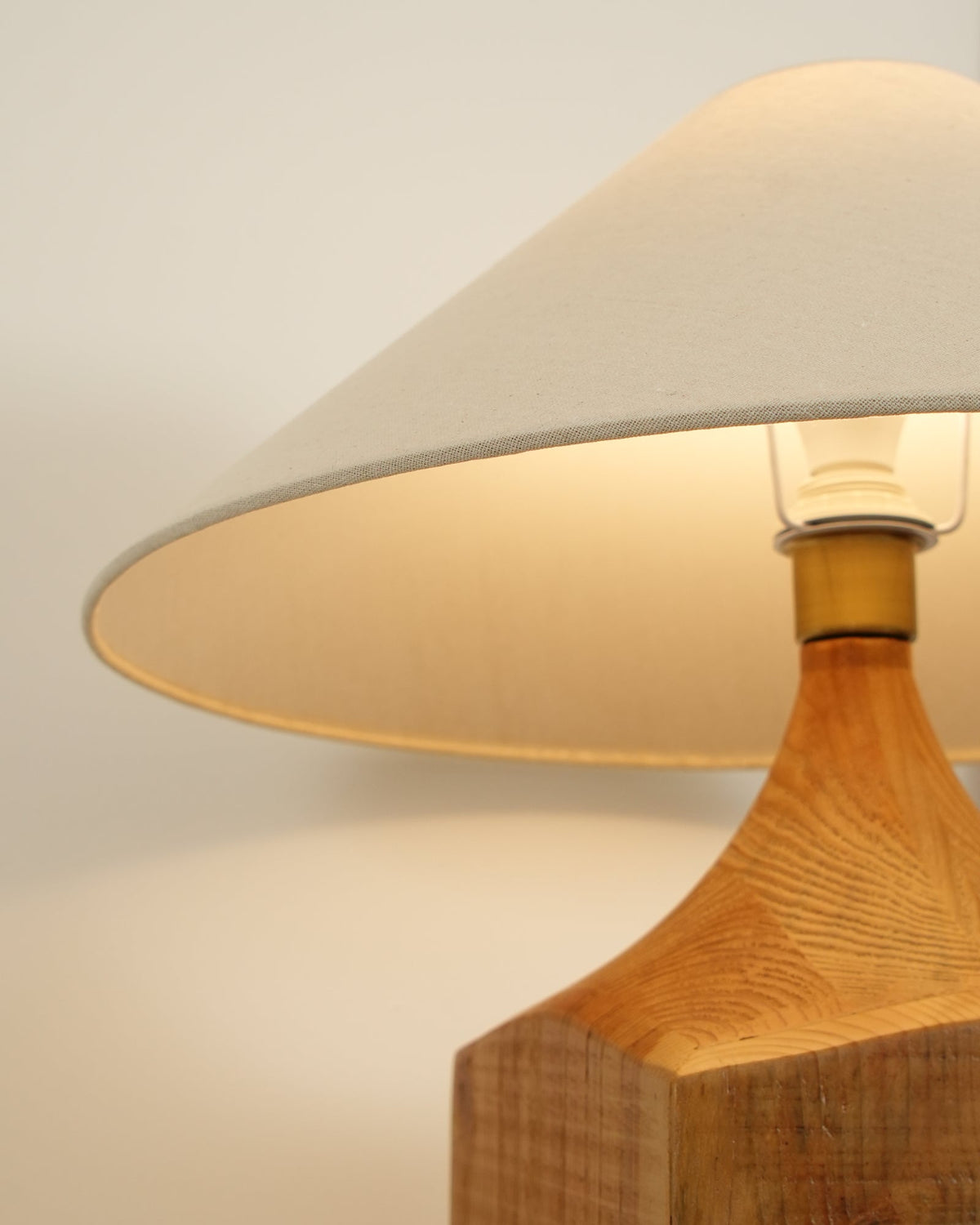 Rustica Stehleuchte aus Naturholz in Beige