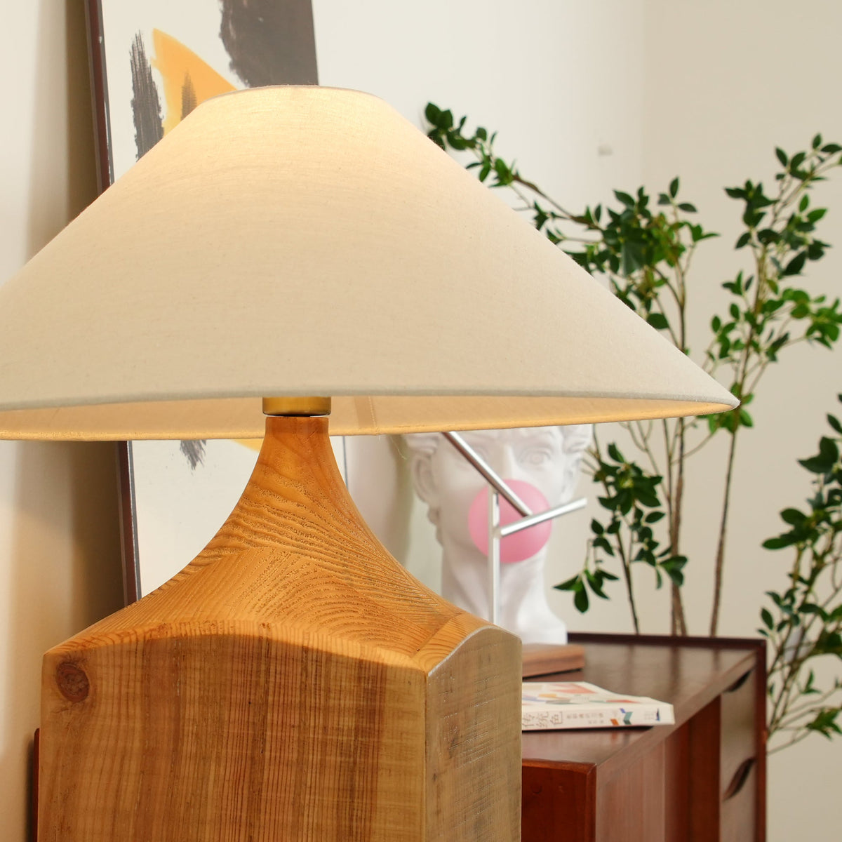 Rustica Stehleuchte aus Naturholz in Beige