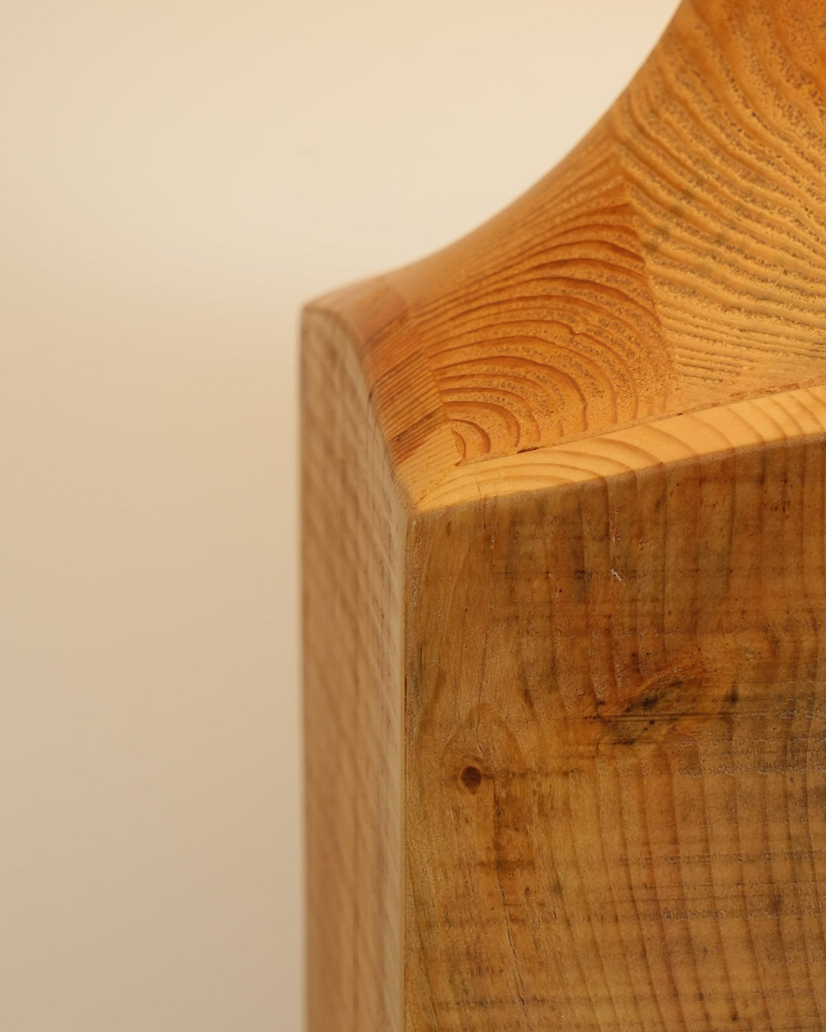 Rustica Stehleuchte aus Naturholz in Beige