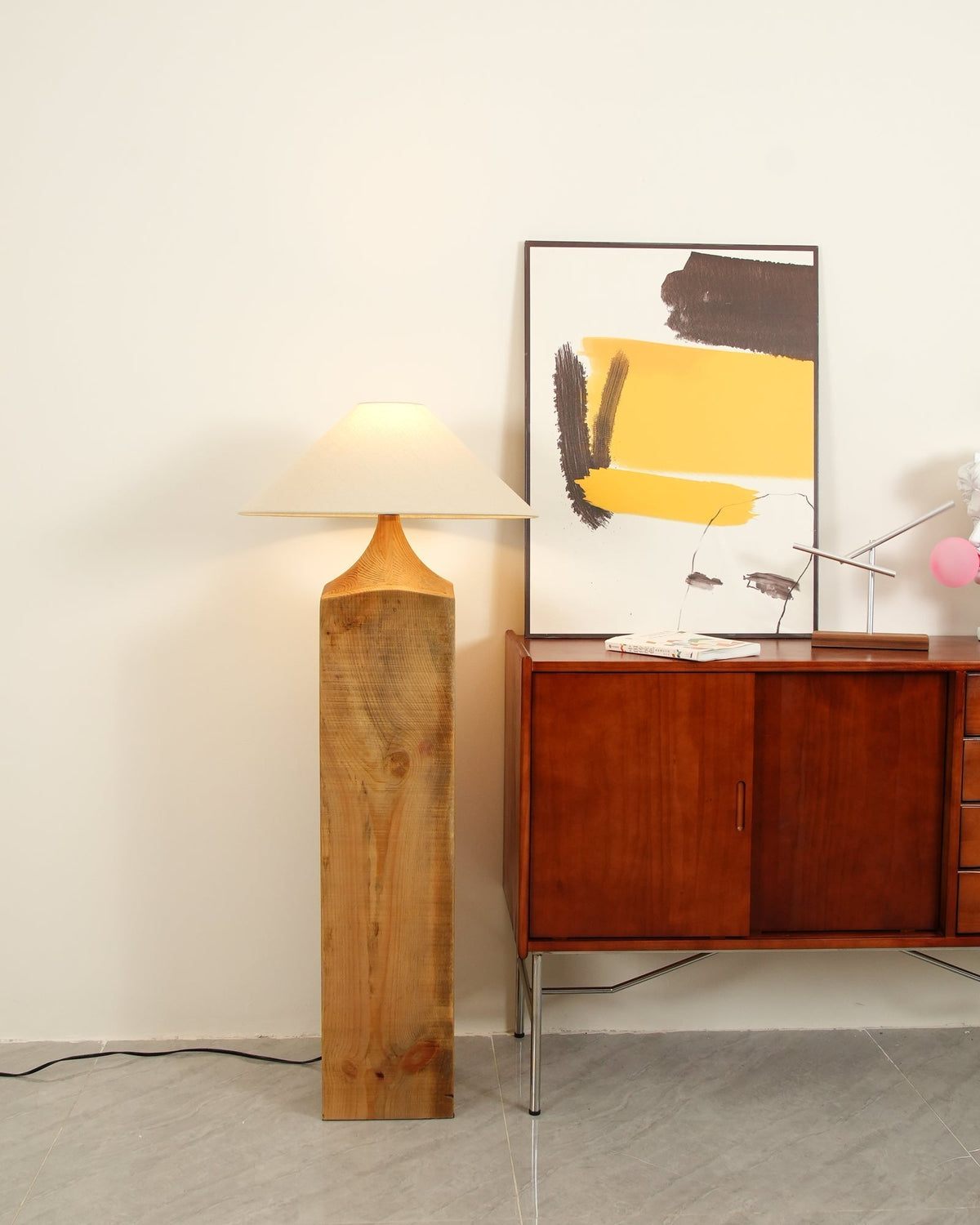 Rustica Stehleuchte aus Naturholz in Beige