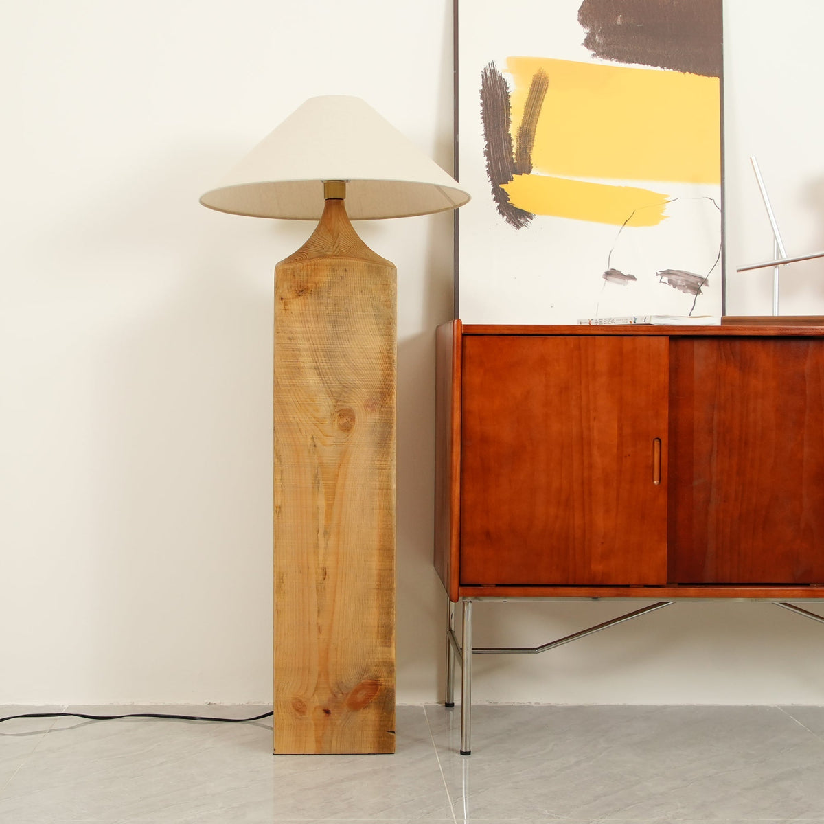 Rustica Stehleuchte aus Naturholz in Beige