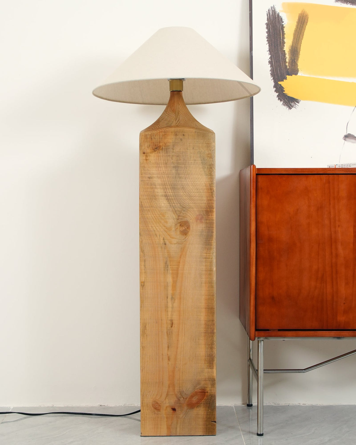 Rustica Stehleuchte aus Naturholz in Beige