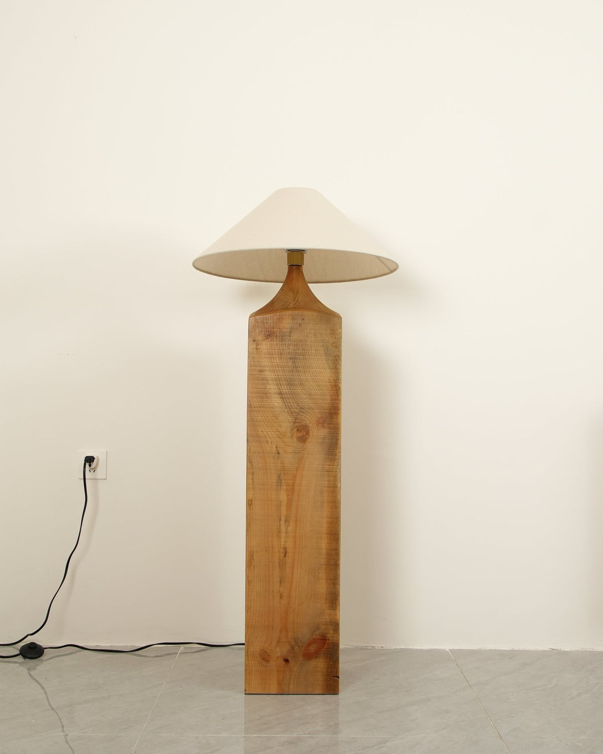 Rustica Stehleuchte aus Naturholz in Beige