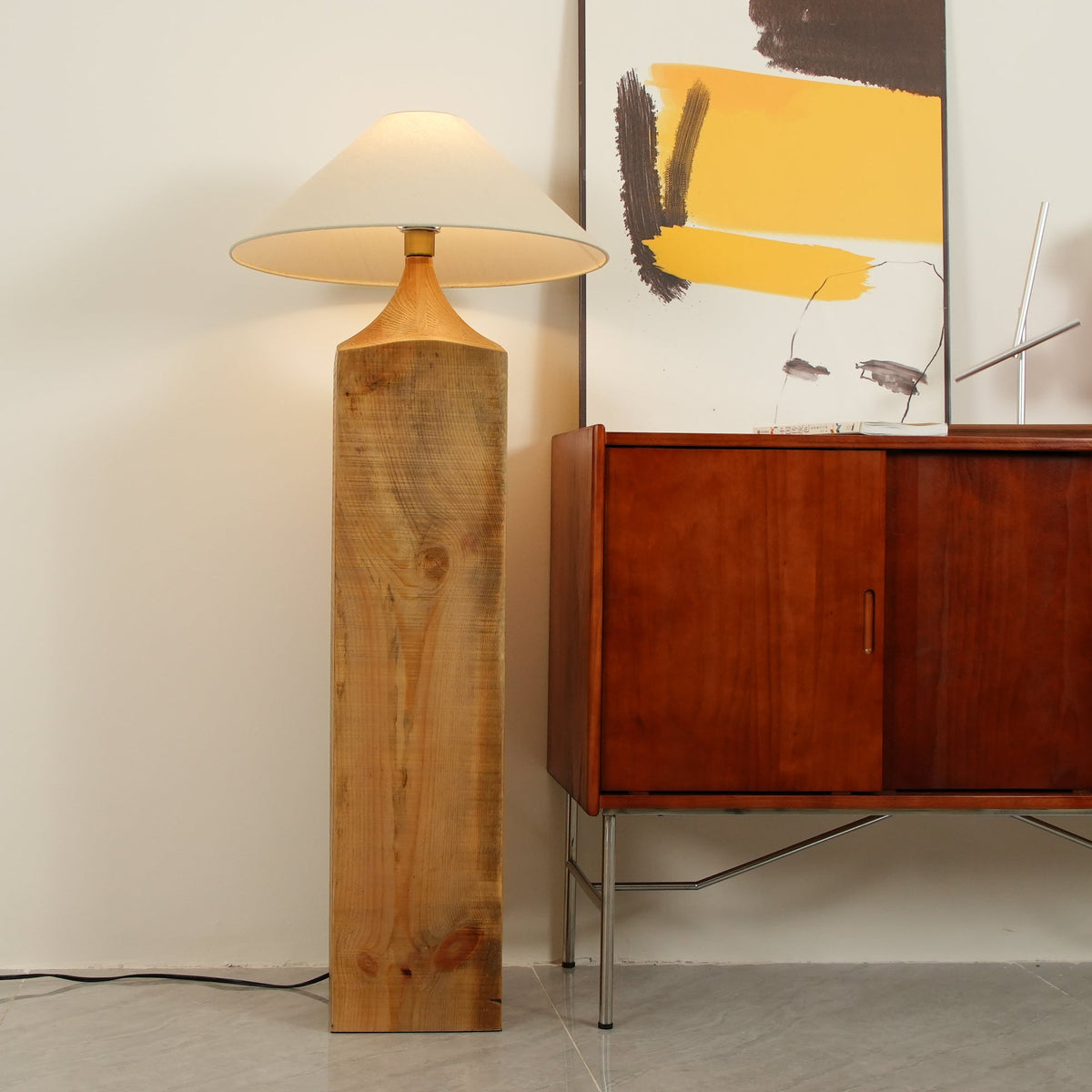Rustica Stehleuchte aus Naturholz in Beige