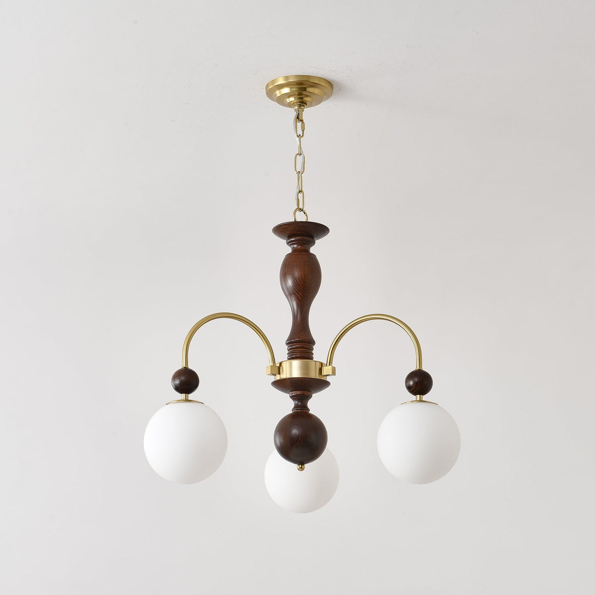 Sylenise Pendelleuchte aus Walnuss und Messing mit Kugelschirm im Vintage-Stil