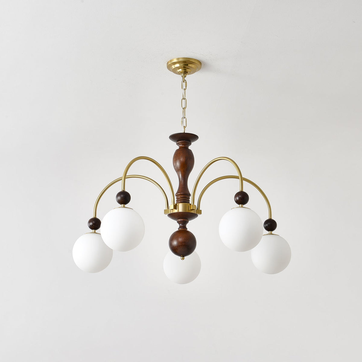 Sylenise Pendelleuchte aus Walnuss und Messing mit Kugelschirm im Vintage-Stil