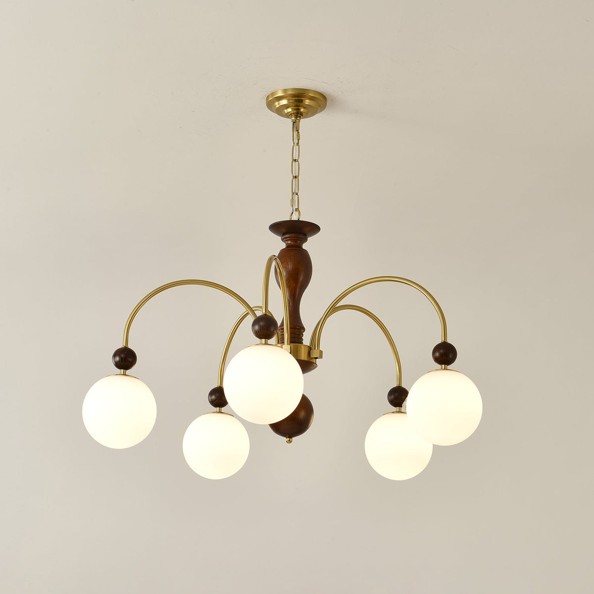 Sylenise Pendelleuchte aus Walnuss und Messing mit Kugelschirm im Vintage-Stil