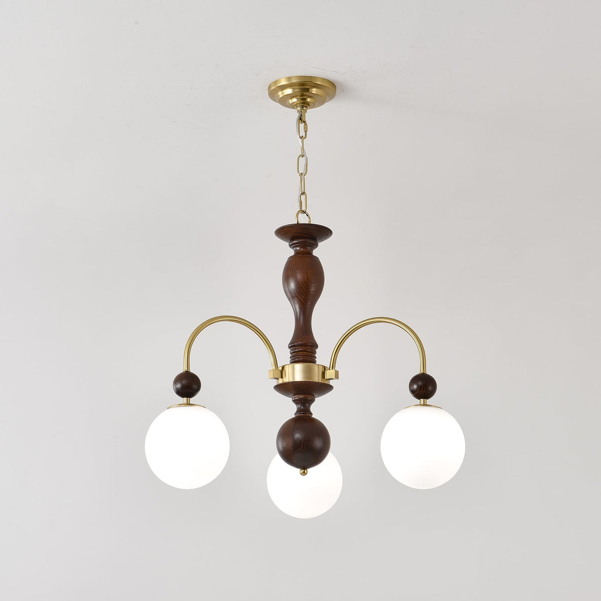 Sylenise Pendelleuchte aus Walnuss und Messing mit Kugelschirm im Vintage-Stil