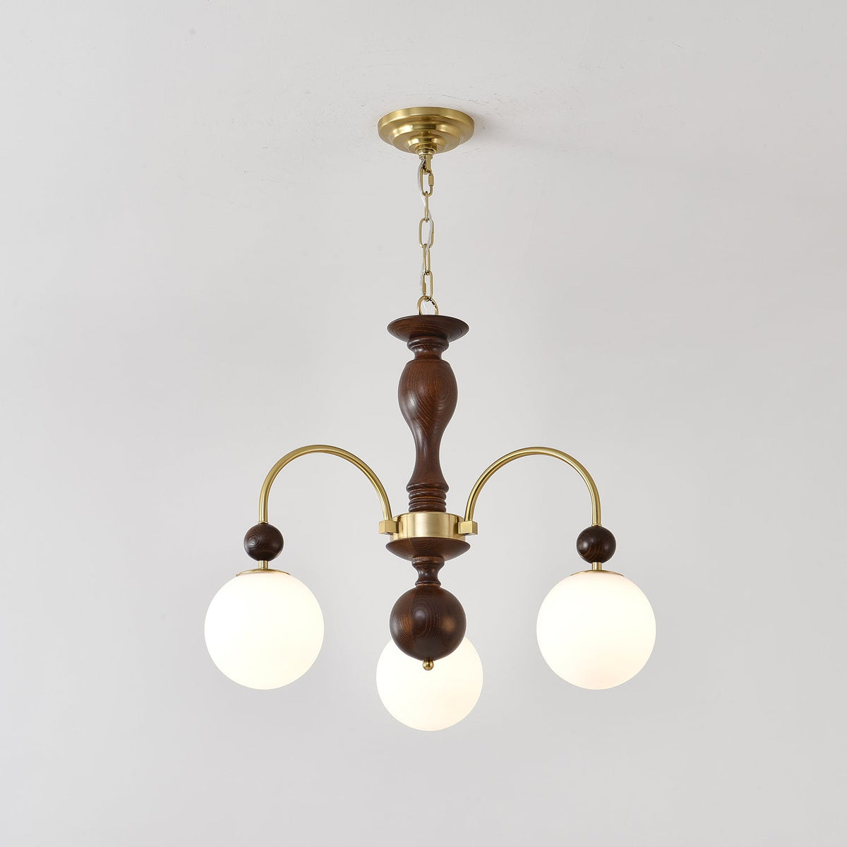 Sylenise Pendelleuchte aus Walnuss und Messing mit Kugelschirm im Vintage-Stil