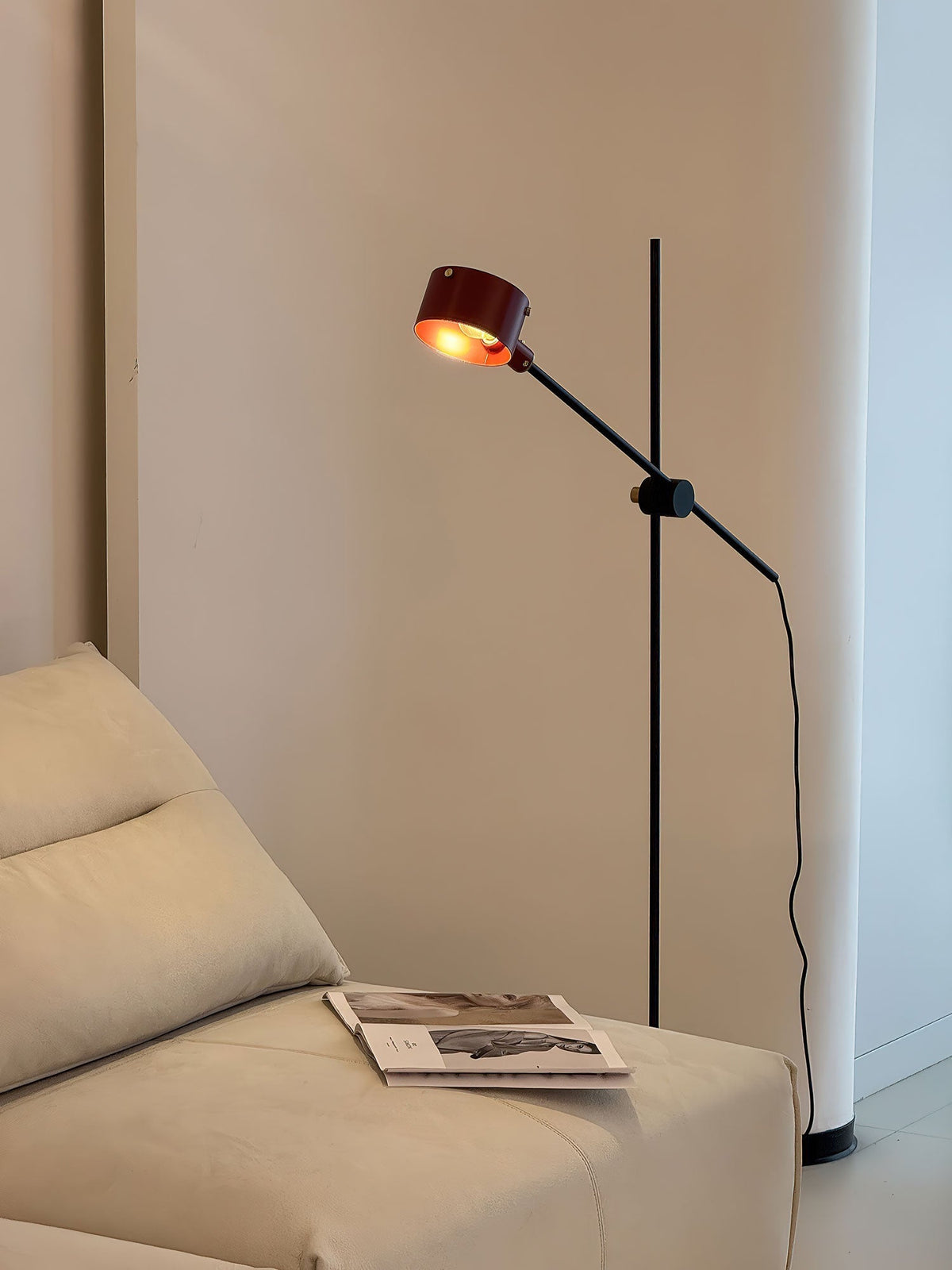 Arclen verstellbare Stehleuchte mit Gegengewicht und horizontaler Arm in dunklem Bronze