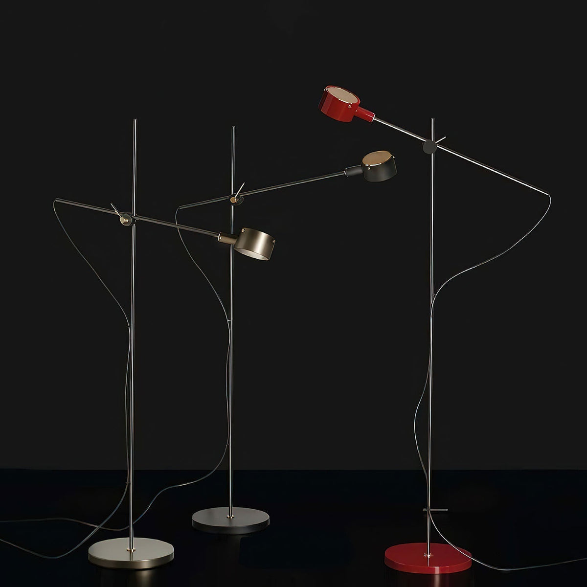 Arclen verstellbare Stehleuchte mit Gegengewicht und horizontaler Arm in dunklem Bronze