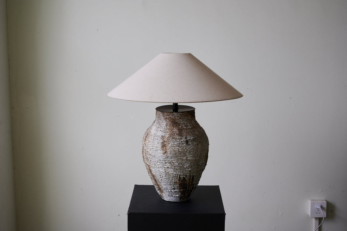 Celia Tischleuchte Wabi-Sabi aus Keramik in Terrakotta und Beige