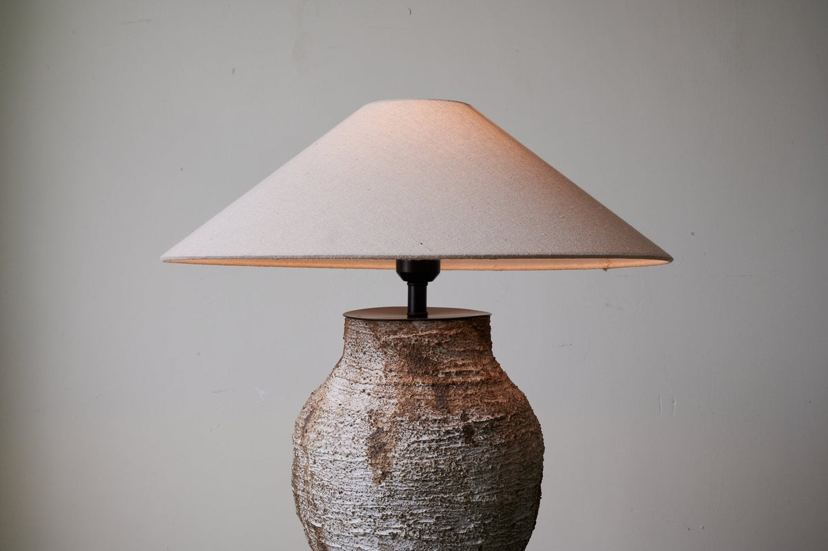 Celia Tischleuchte Wabi-Sabi aus Keramik in Terrakotta und Beige