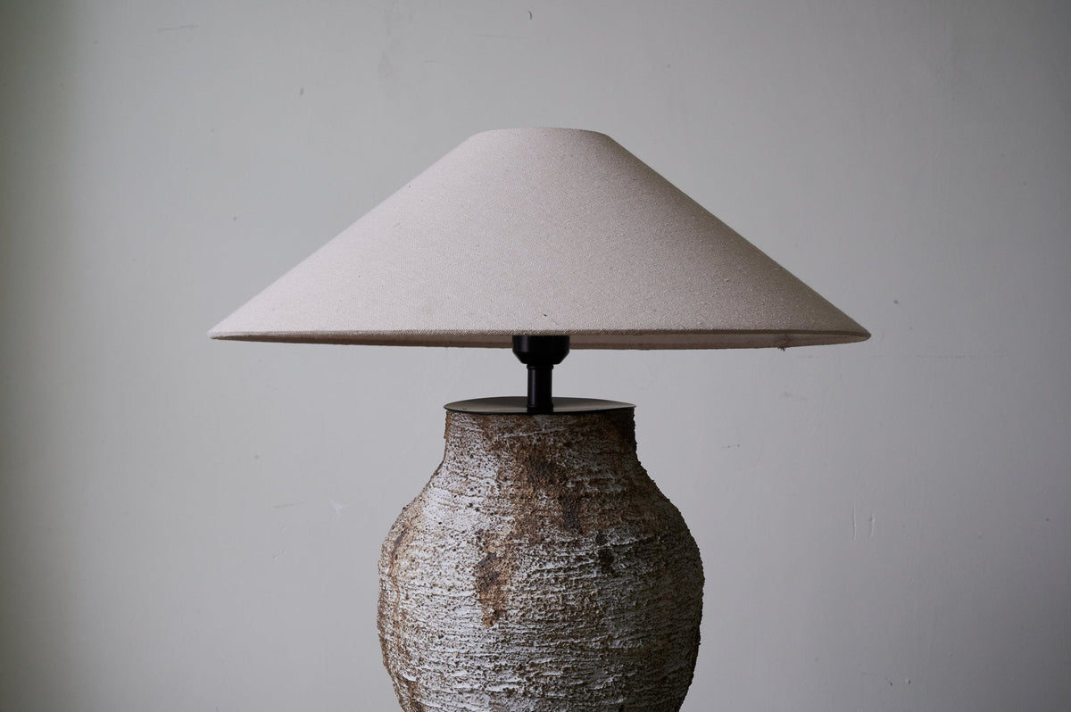 Celia Tischleuchte Wabi-Sabi aus Keramik in Terrakotta und Beige