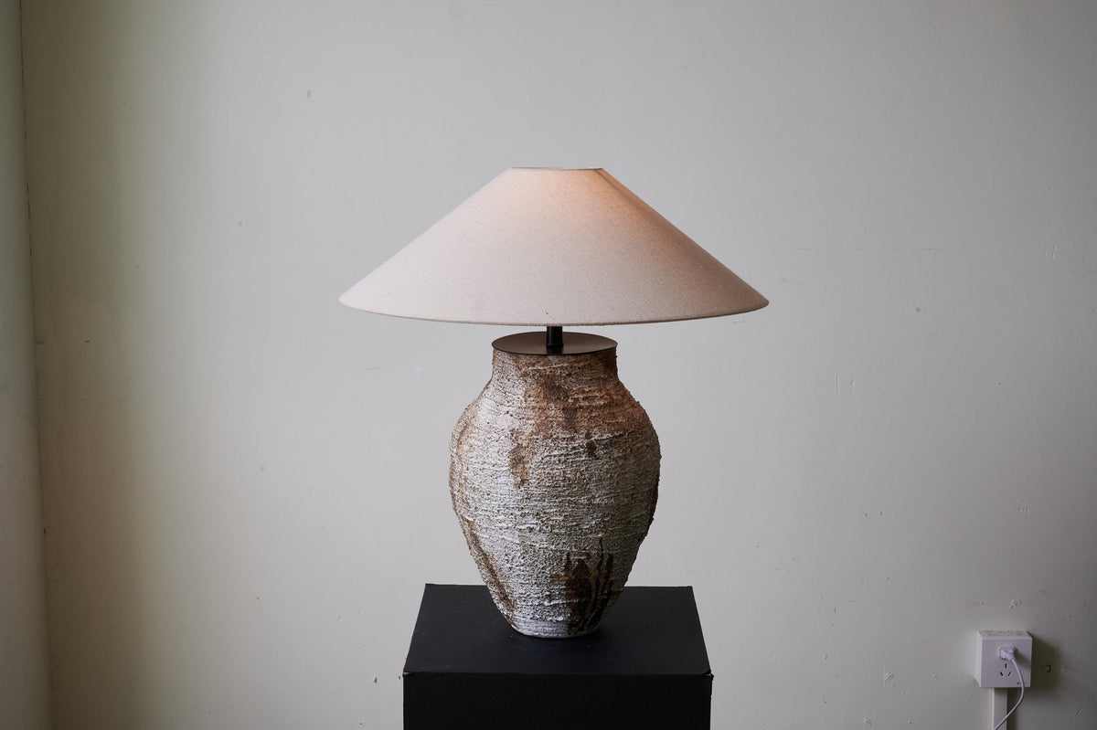 Celia Tischleuchte Wabi-Sabi aus Keramik in Terrakotta und Beige