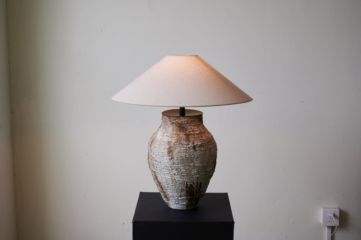 Celia Tischleuchte Wabi-Sabi aus Keramik in Terrakotta und Beige