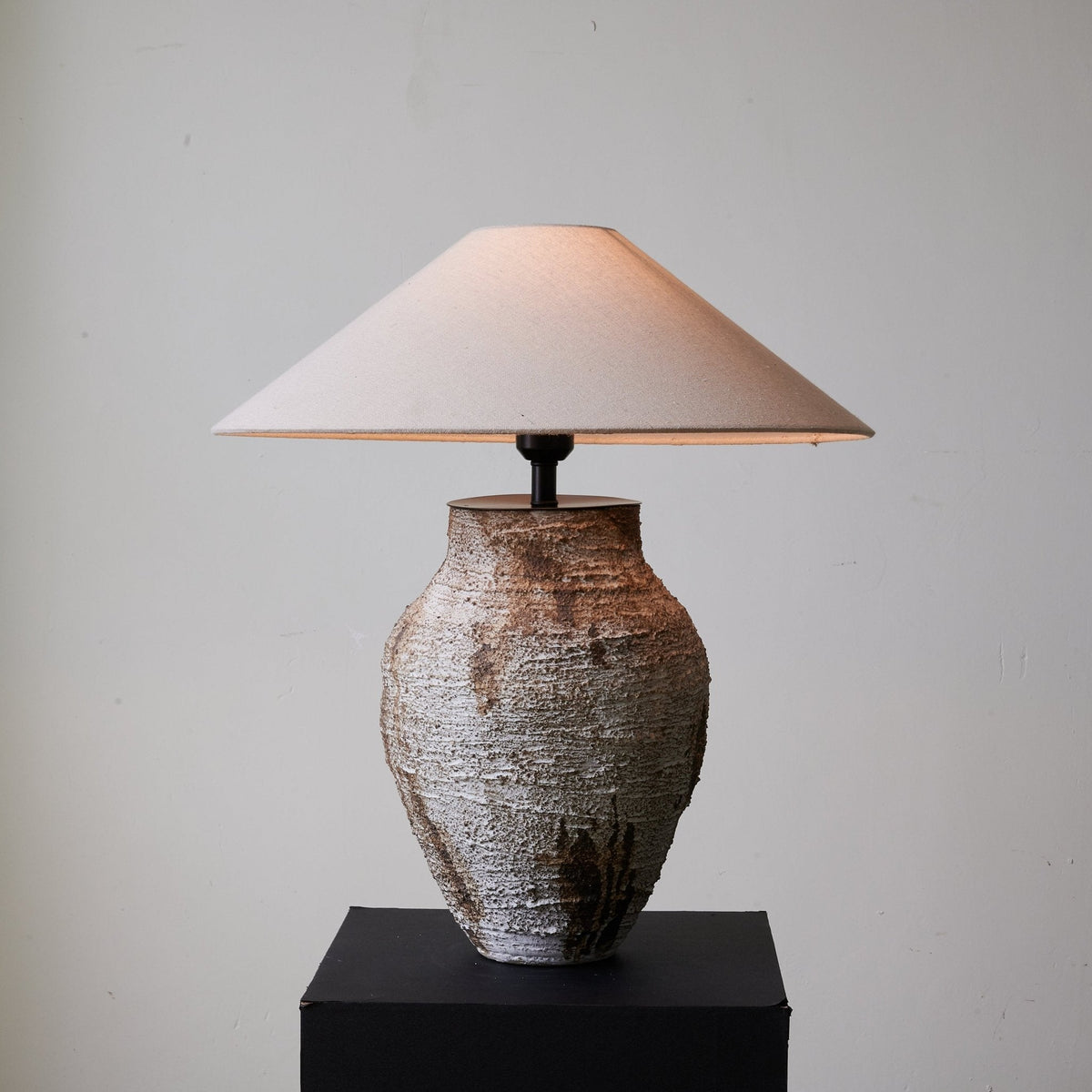 Celia Tischleuchte Wabi-Sabi aus Keramik in Terrakotta und Beige
