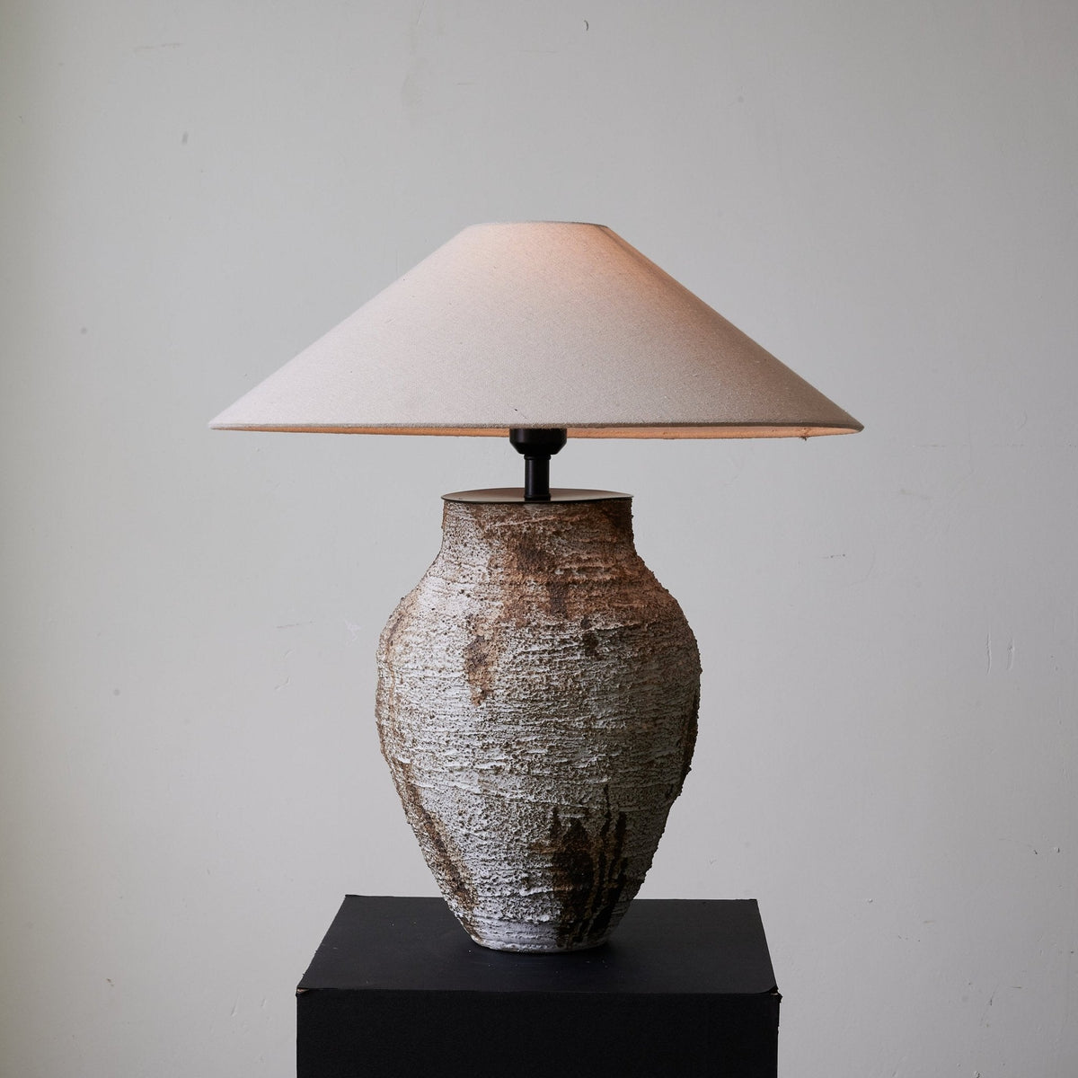 Celia Tischleuchte Wabi-Sabi aus Keramik in Terrakotta und Beige