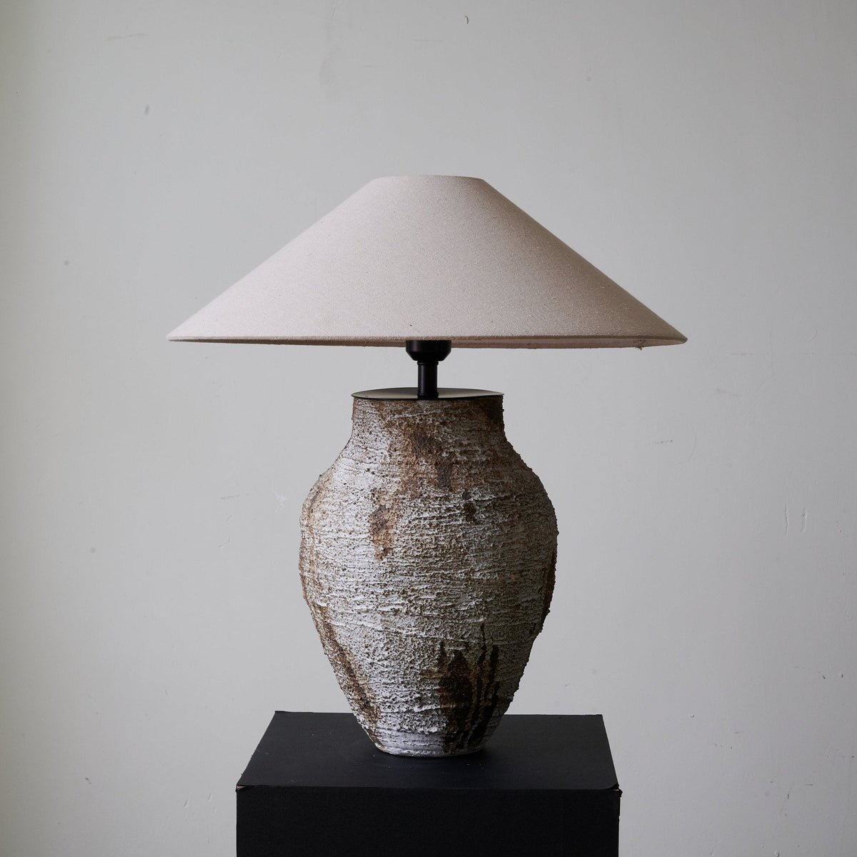 Celia Tischleuchte Wabi-Sabi aus Keramik in Terrakotta und Beige