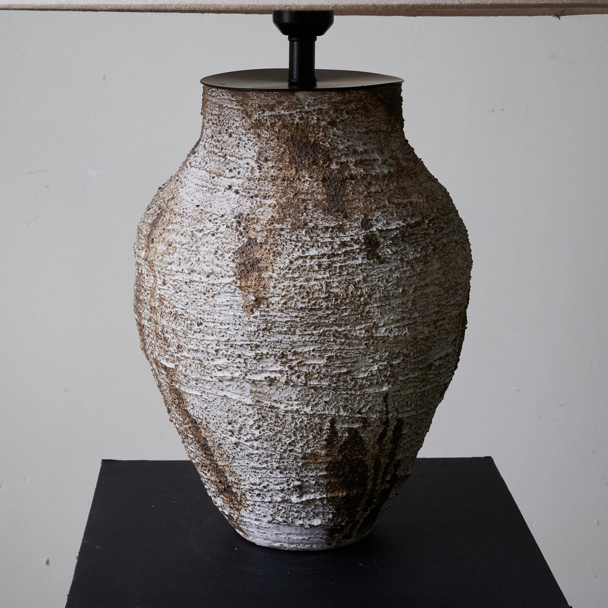 Celia Tischleuchte Wabi-Sabi aus Keramik in Terrakotta und Beige