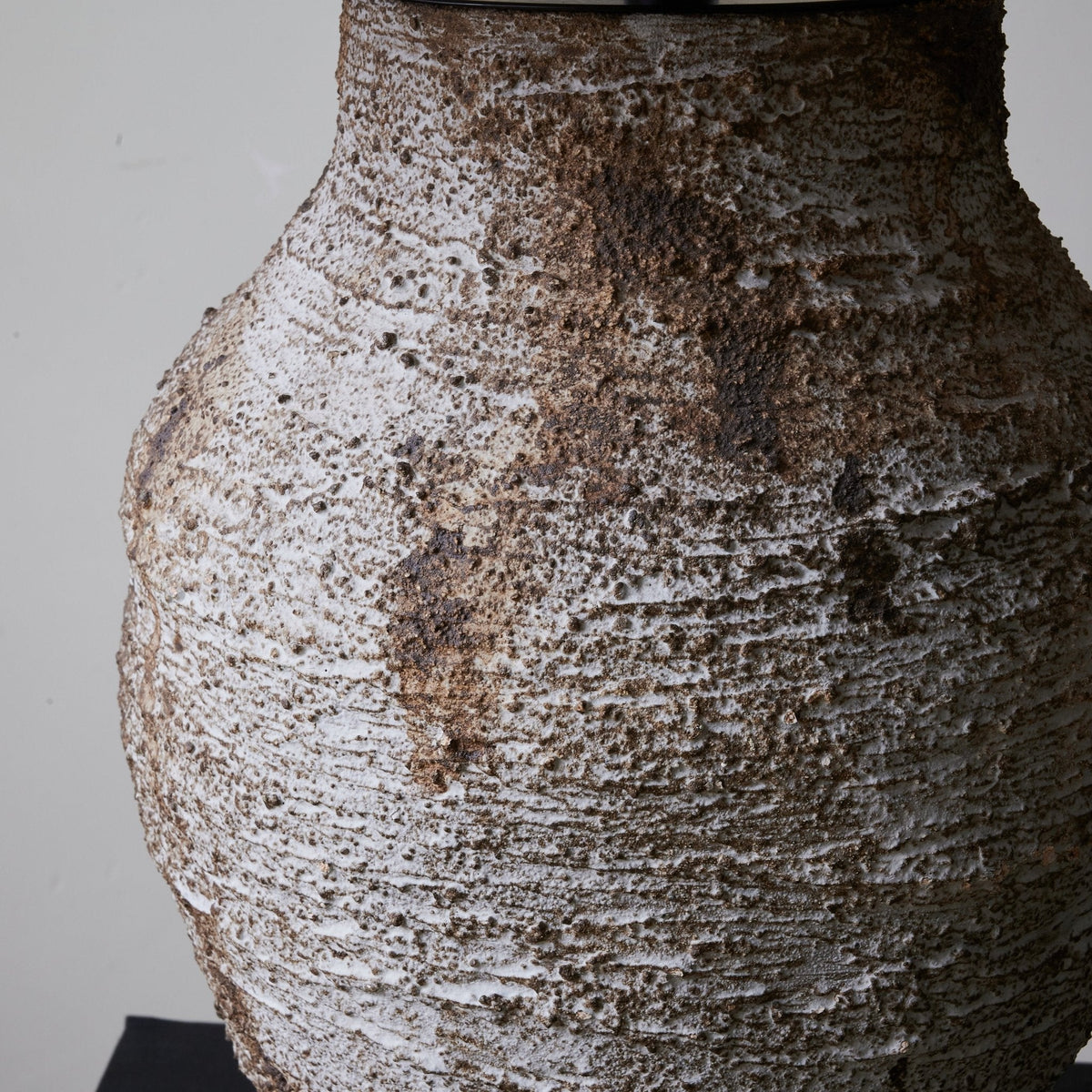 Celia Tischleuchte Wabi-Sabi aus Keramik in Terrakotta und Beige
