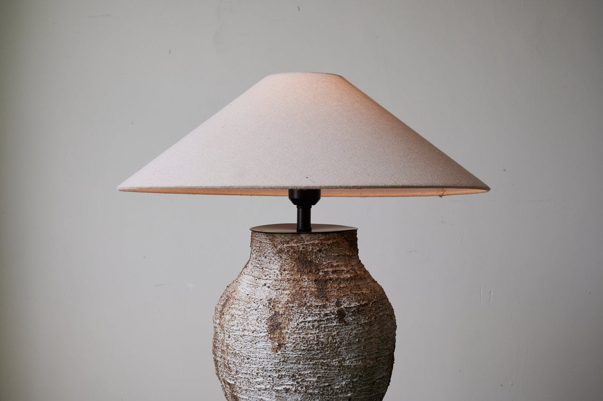 Celia Tischleuchte Wabi-Sabi aus Keramik in Terrakotta und Beige