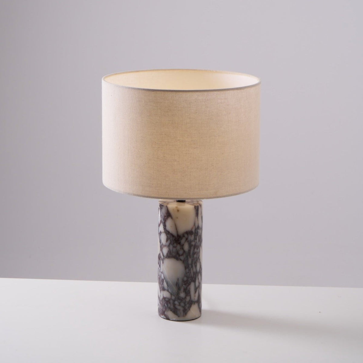 Vivo elegante Tischleuchte aus Marmor