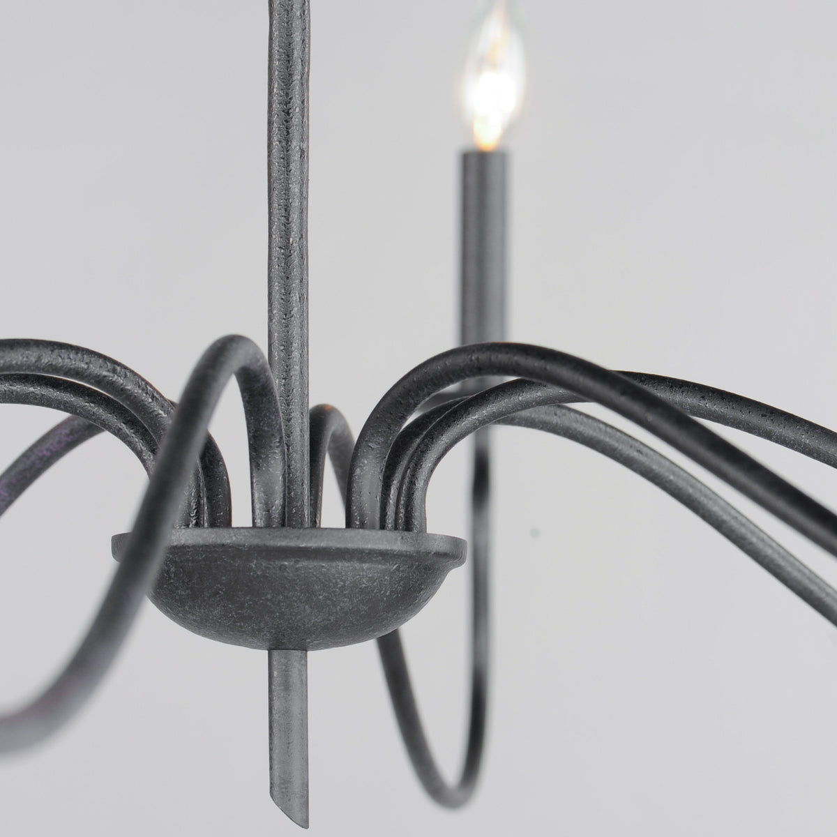 Rauduvyo Kronleuchter im modernen minimalistischen industriellen Metallstil